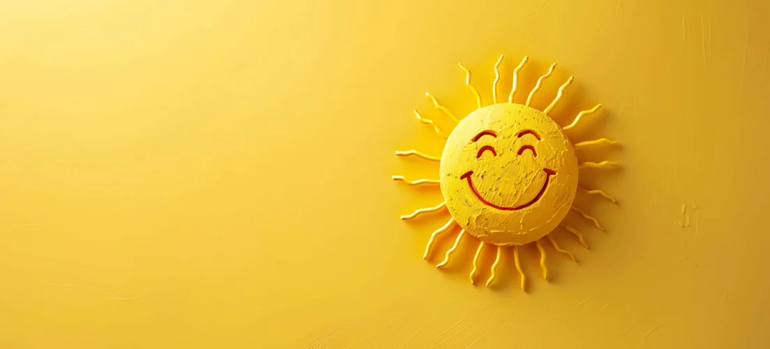 Fröhliche Sonne mit lächelndem Gesicht auf gelbem Hintergrund.