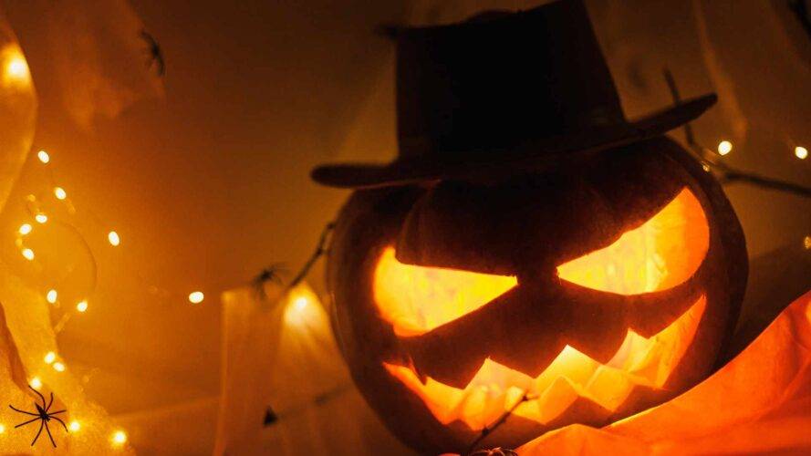 Leuchtender Halloween-Kürbis mit Hut und Lichterkette