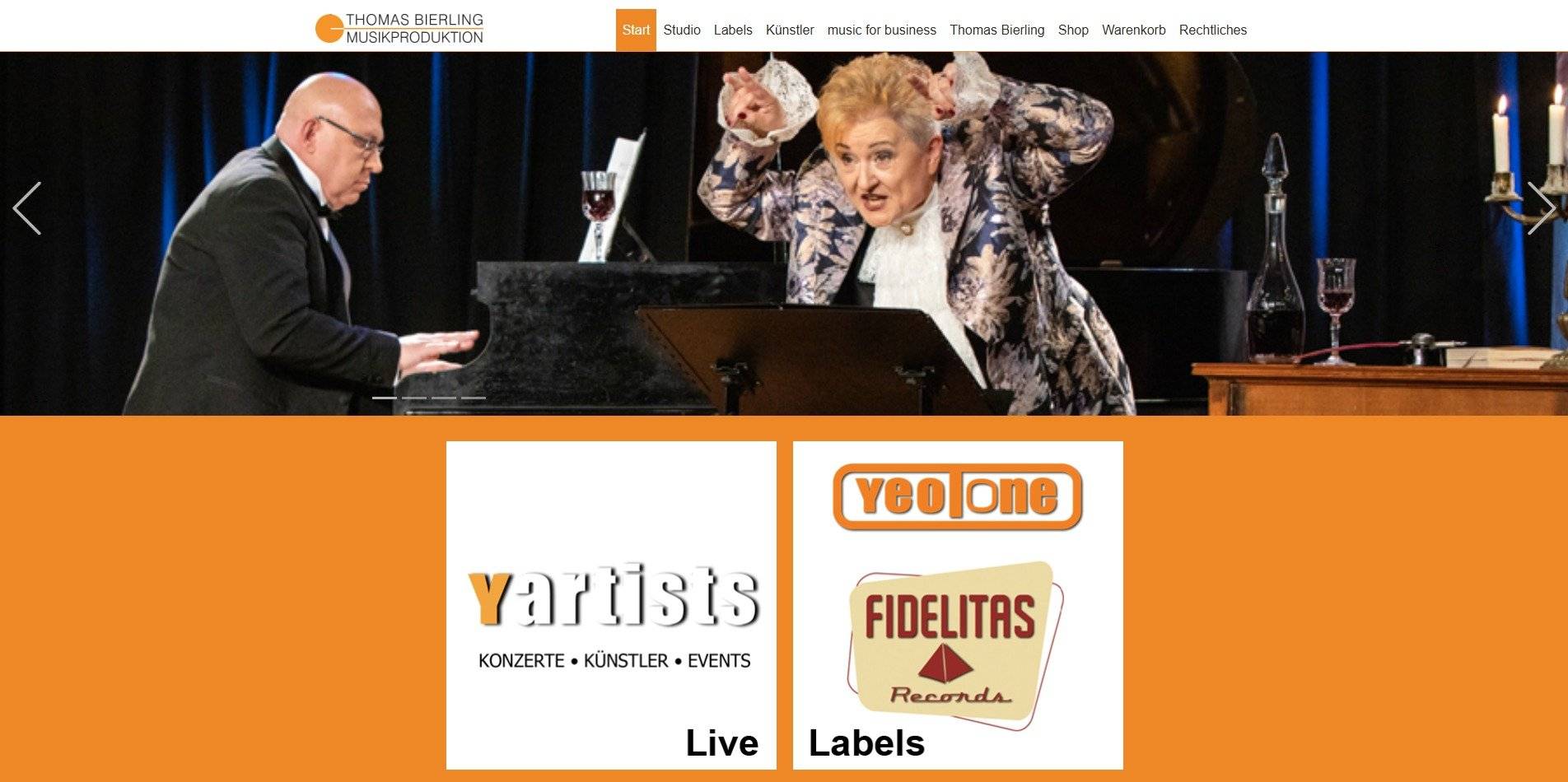 Musiker spielt Klavier mit Sängerin auf der Bühne